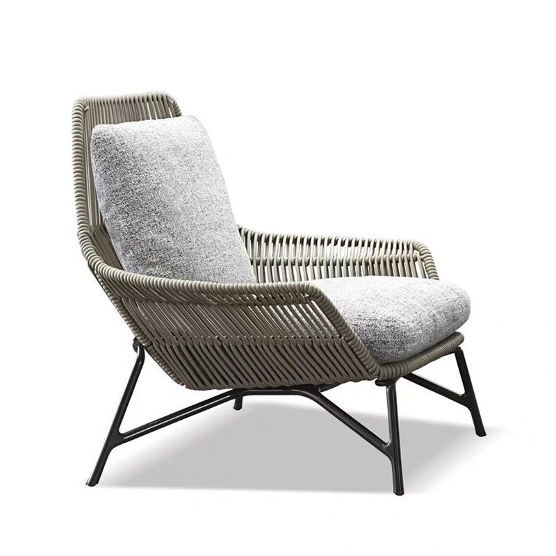 Eleganza All'Aperto con Set di Divano in Rattan e Tavolino