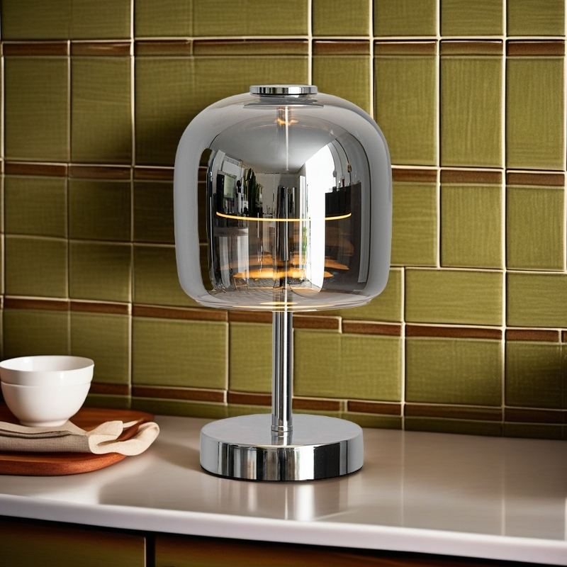 Lampada da tavolo in vetro con design minimalista scandinavo
