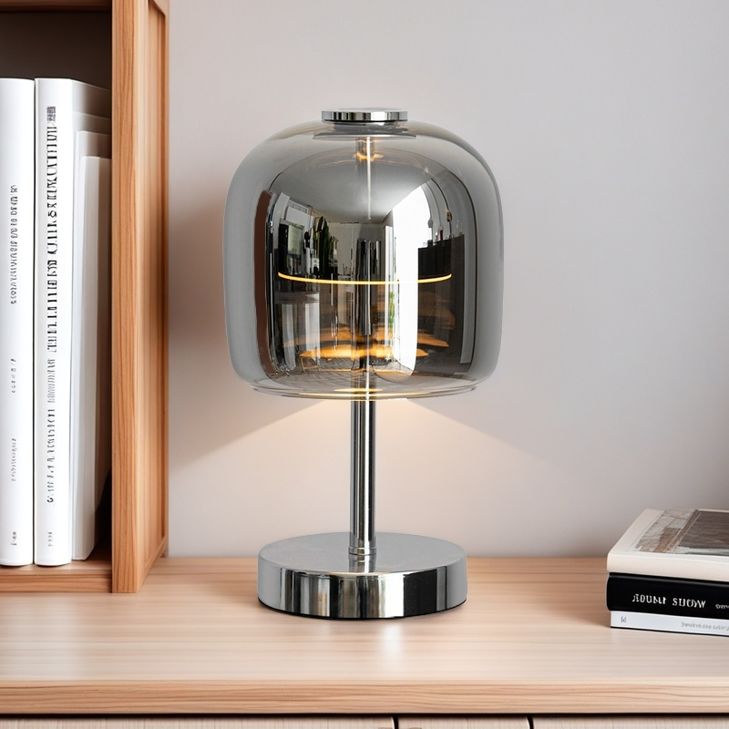 Lampada da tavolo in vetro con design minimalista scandinavo