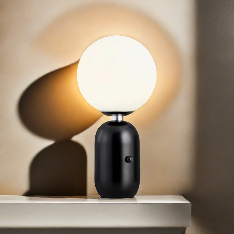 Raffinatezza Moderna con Lampada da Tavolo Sferica