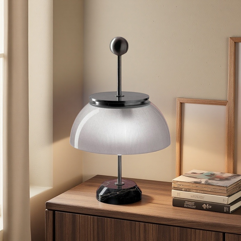 Raffinatezza Minimalista con Lampada da Tavolo in Vetro