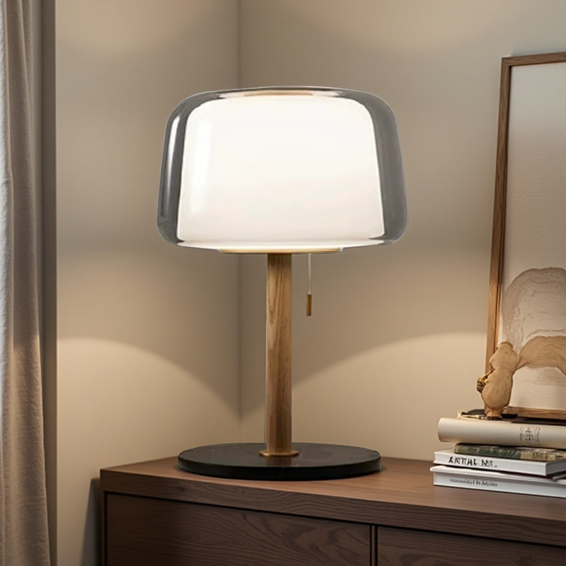 Eleganza Nordica con Lampada da Comodino di Design