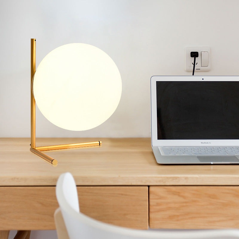 Lampada da Tavolo Moderna con Sfera di Vetro - Eleganza Nordica per la Camera da Letto