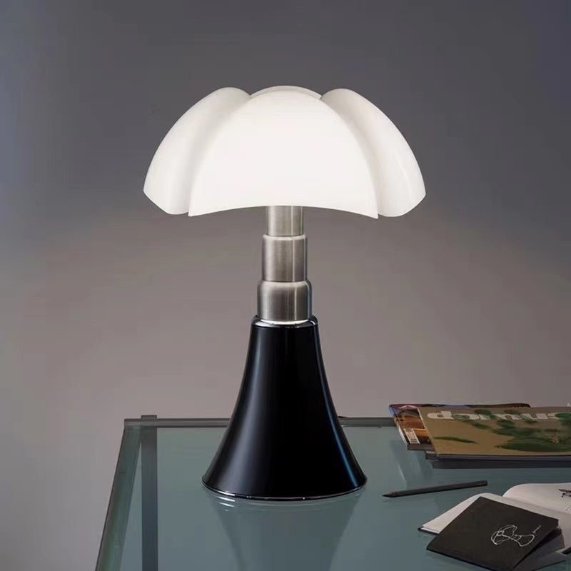 Eleganza Retrò con Lampada da Tavolo Italiana