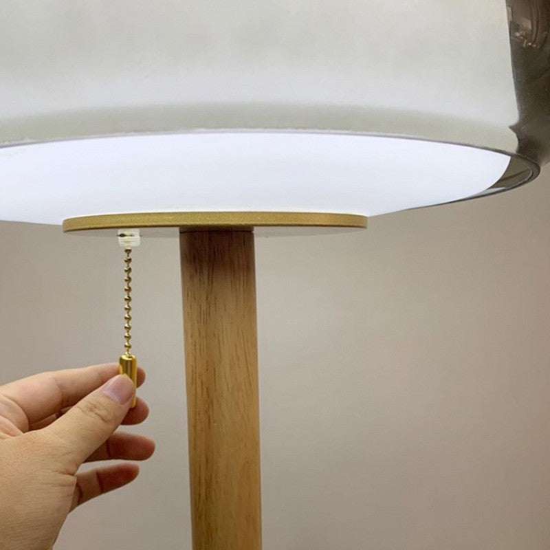 Eleganza Nordica con Lampada da Comodino di Design