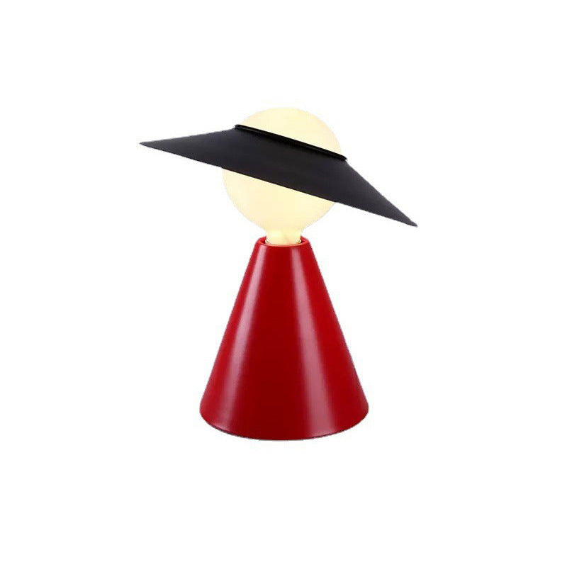 Eleganza Iconica con Lampada in Vetro "Straw Hat"