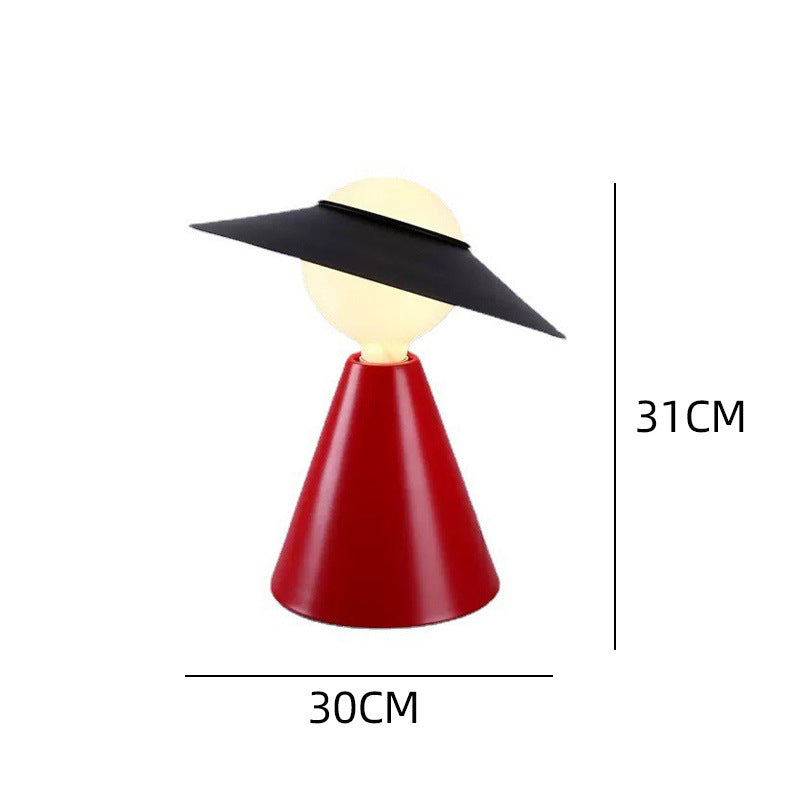 Eleganza Iconica con Lampada in Vetro "Straw Hat"
