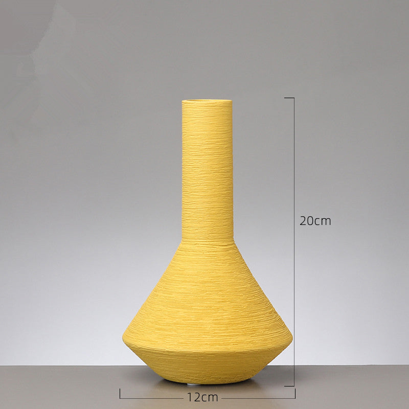 Raffinatezza Europea con Vaso in Ceramica "Nordic Style"