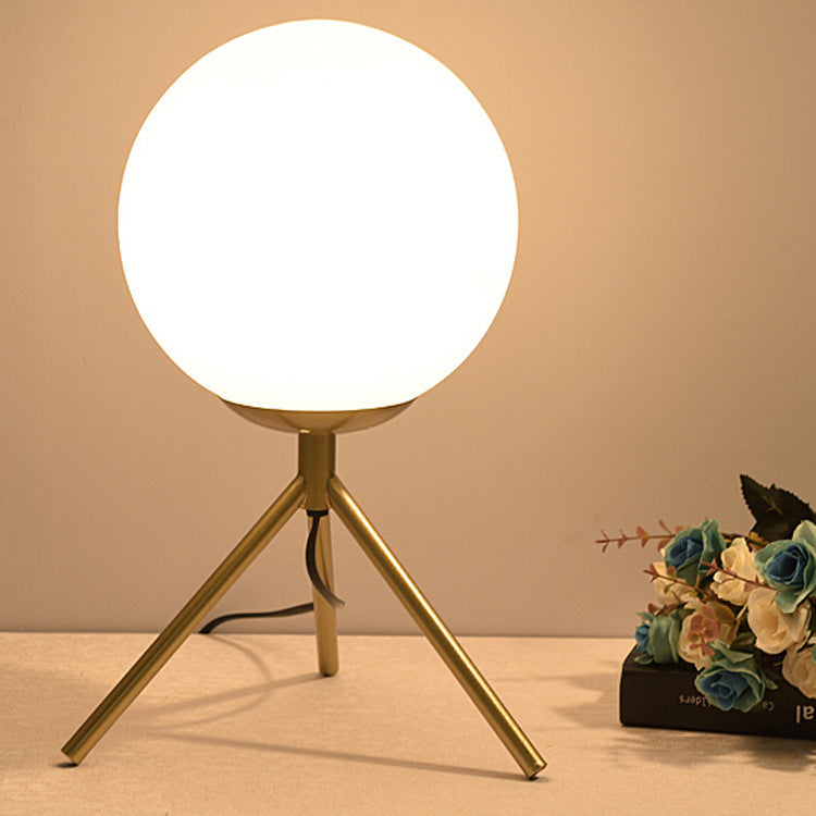 Eleganza Nordica con Lampada da Tavolo Romantica