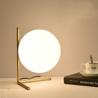 Eleganza Nordica con Lampada da Tavolo Romantica