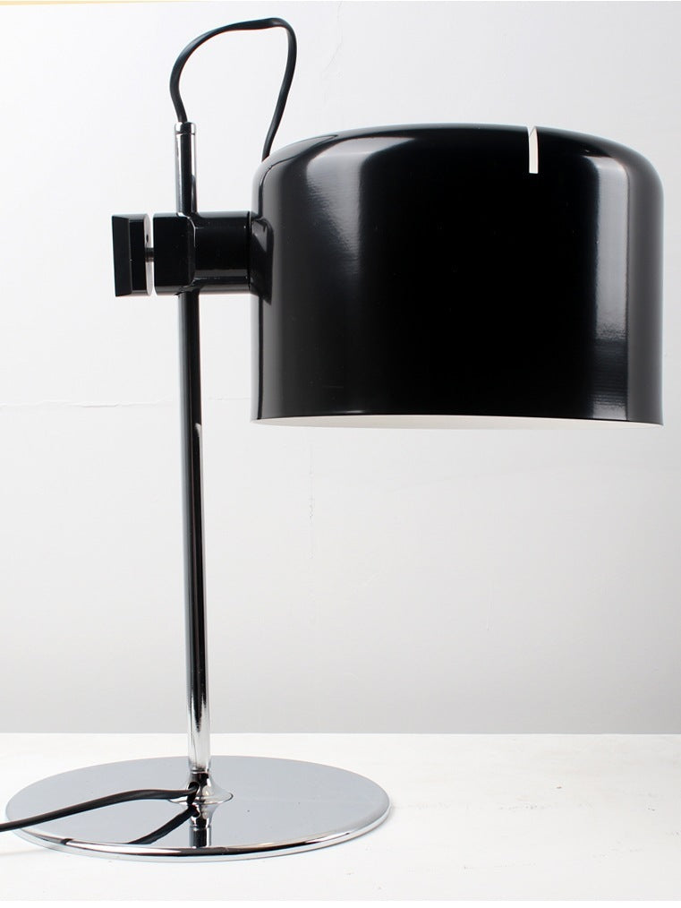 Eleganza Minimalista con Lampada da Tavolo Moderna