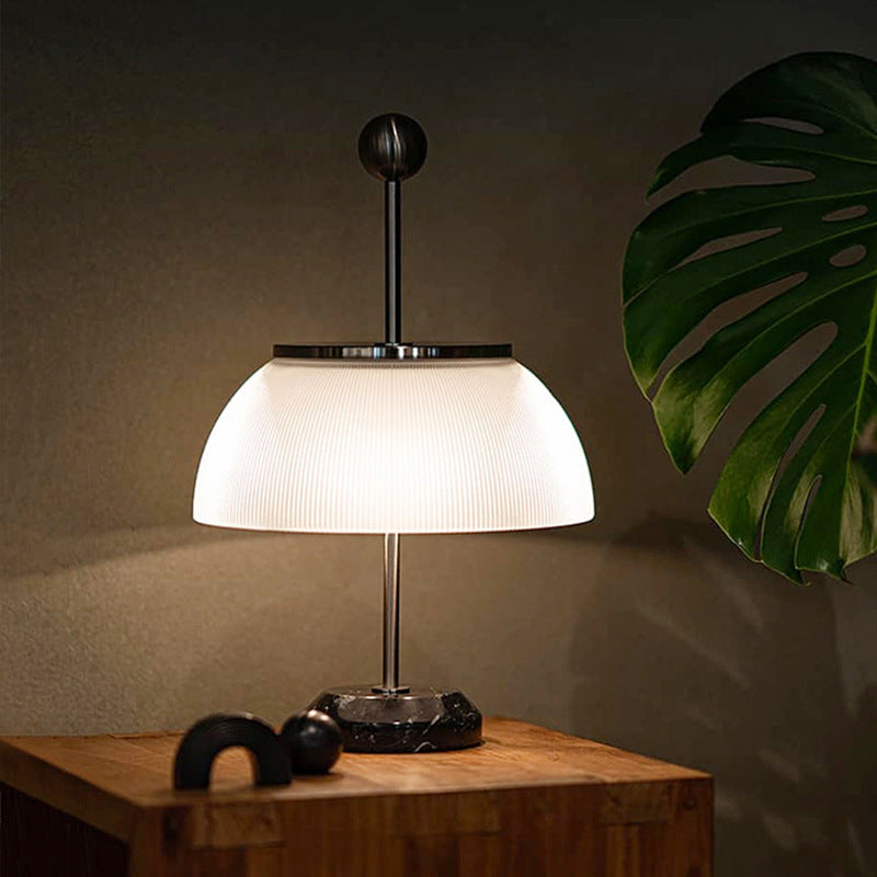 Raffinatezza Minimalista con Lampada da Tavolo in Vetro