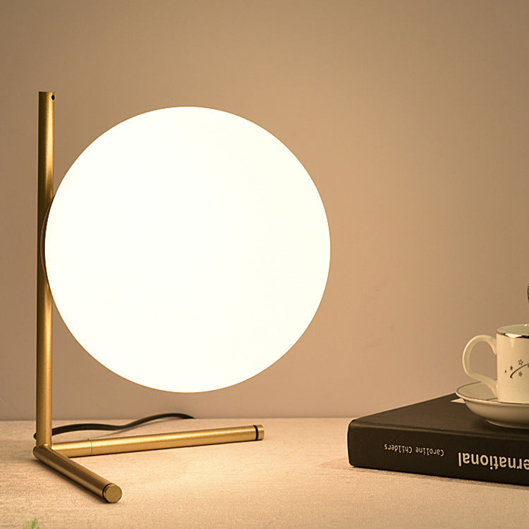 Eleganza Nordica con Lampada da Tavolo Romantica
