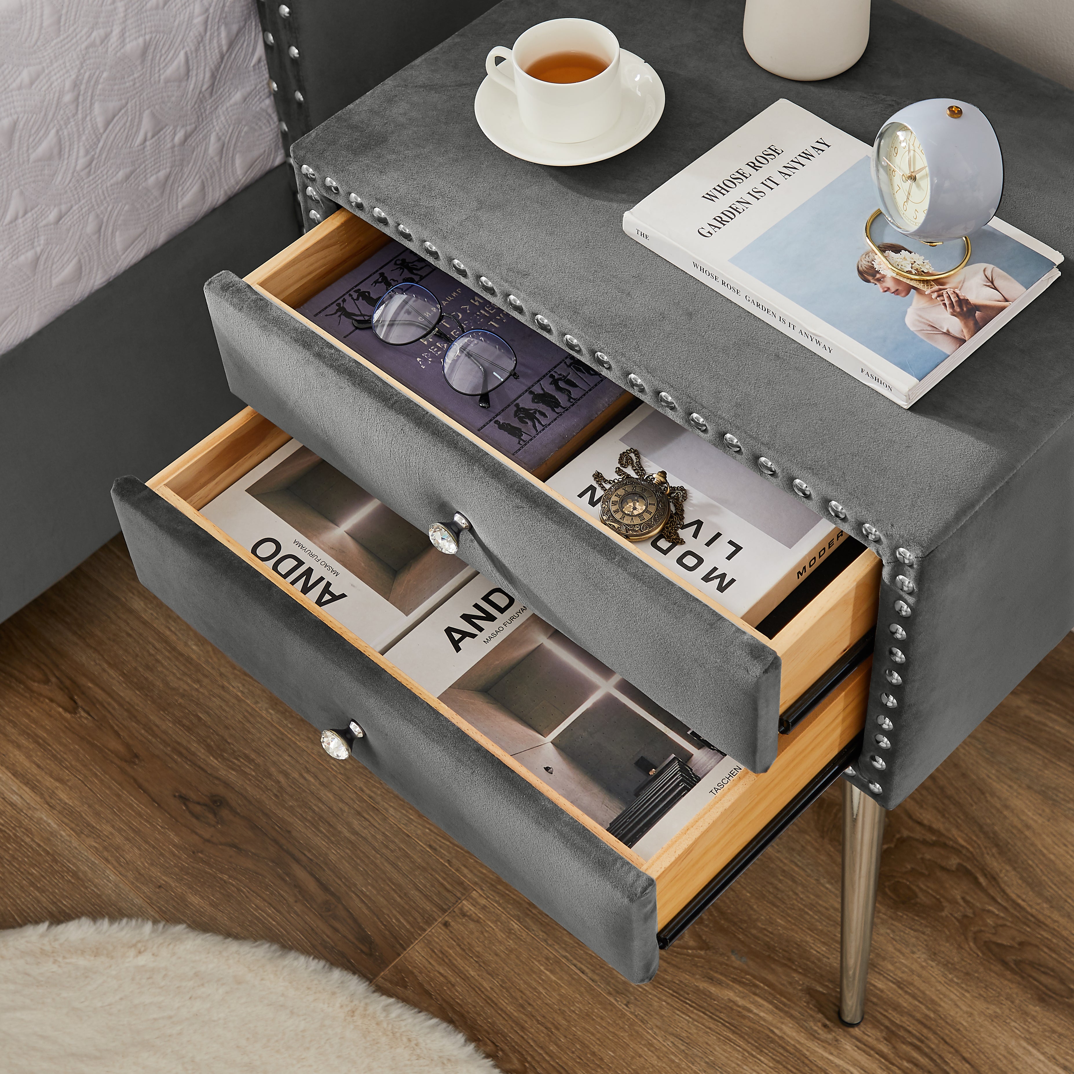 Reale Eleganza: Letto King B100S con Comodino e Testiera Imbottita dal Design Esclusivo