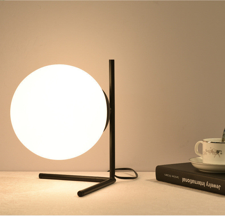 Lampada da Tavolo Moderna con Sfera di Vetro - Eleganza Nordica per la Camera da Letto