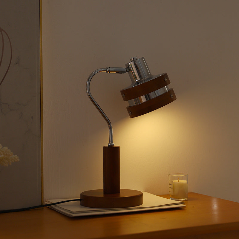 Fascino Retrò con Lampada da Tavolo in Noce Francese