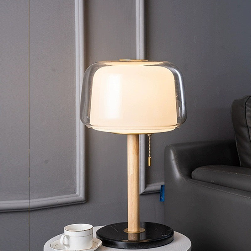 Eleganza Nordica con Lampada da Comodino di Design