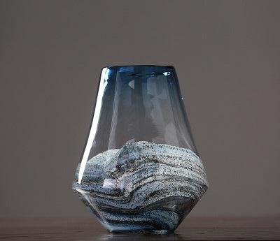 Eleganza Creativa con Vaso in Vetro Ondulato