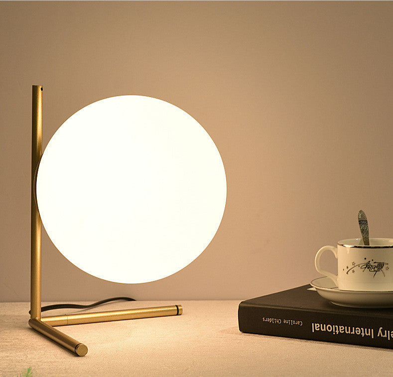 Eleganza Nordica con Lampada da Tavolo Romantica