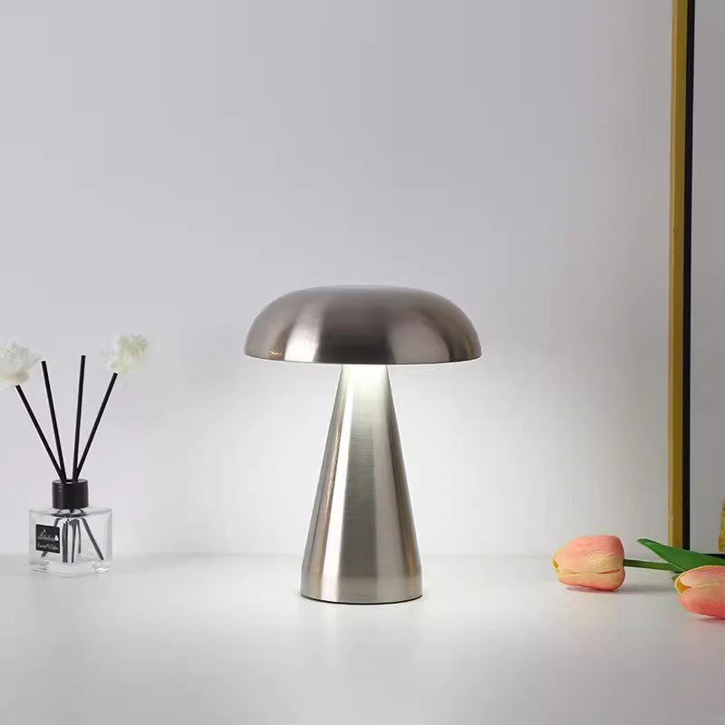 Lampada da Tavolo Retrò Ricaricabile - Stile Europeo e Funzionalità Moderna