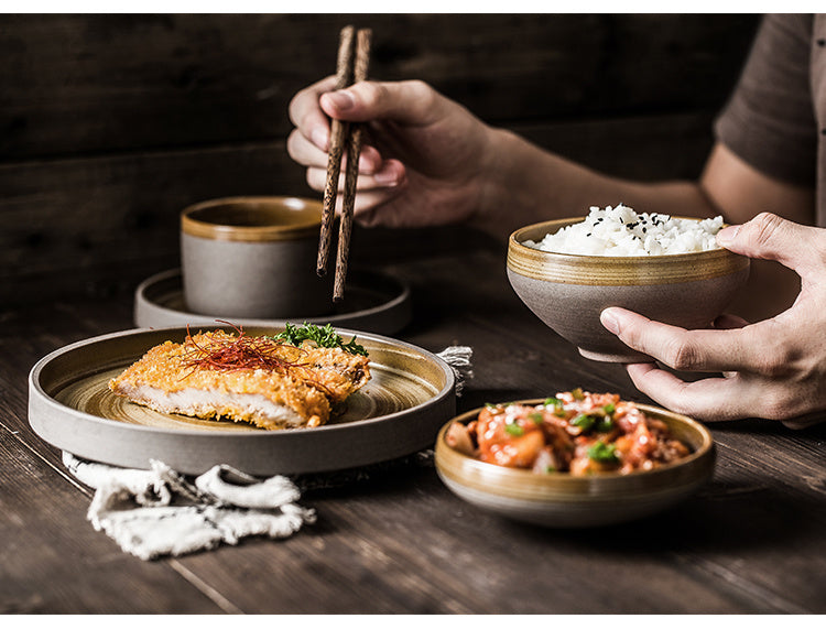 Servizio di Piatti in Ceramica Retrò - Eleganza Semplice per la Tavola