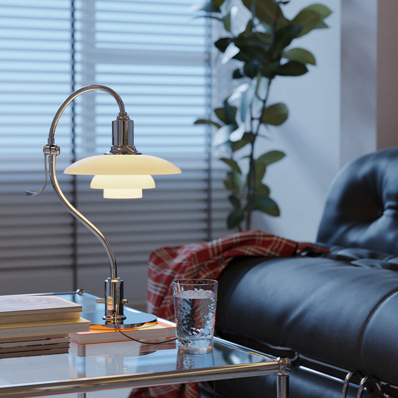 Raffinatezza Luminosa con Lampada da Comodino Decorativa