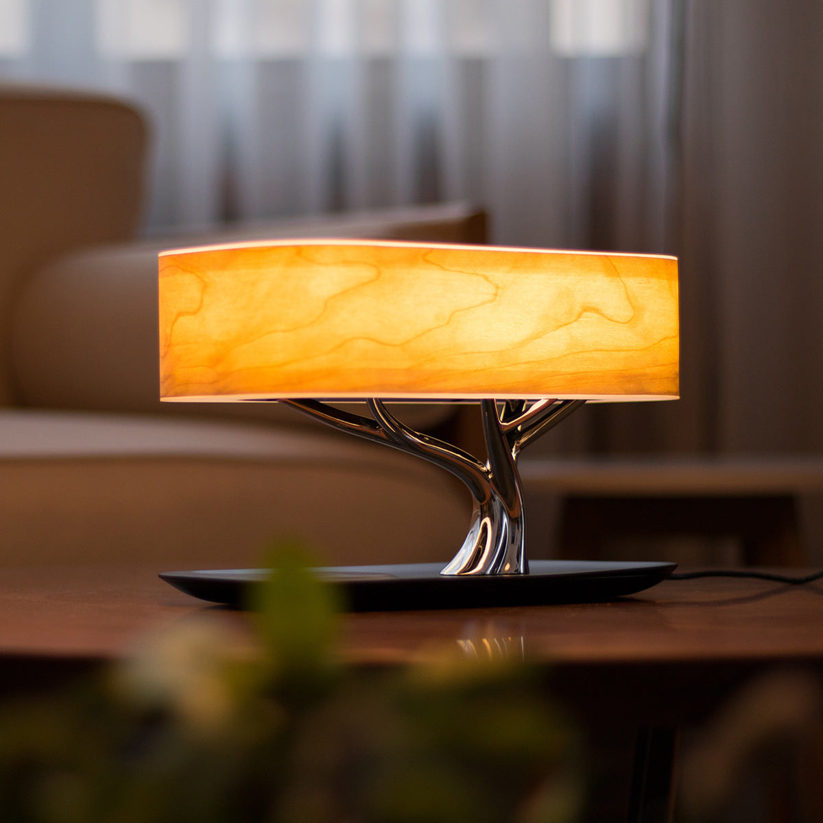 Raffinatezza Naturale con Lampada Albero con Ricarica Wireless