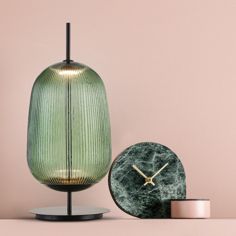 Eleganza Minimalista con Lampada da Comodino Rossa