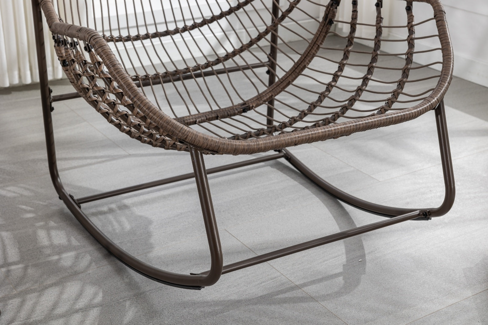 Sedia a Dondolo in Rattan con Cuscino - Comfort Naturale per Interni ed Esterni