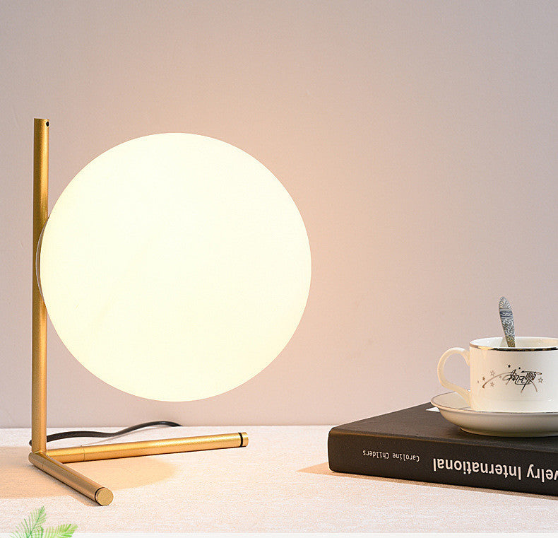 Lampada da Tavolo Moderna con Sfera di Vetro - Eleganza Nordica per la Camera da Letto