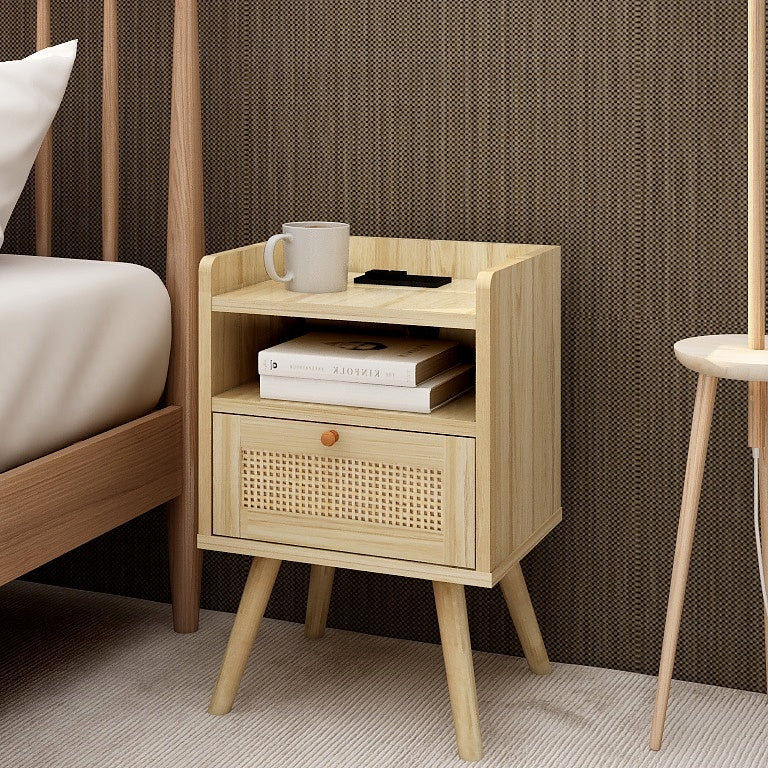 Eleganza Naturale: Comodino Intrecciato a Mano in Rattan con Prese, Porte USB e Porta Tipo C