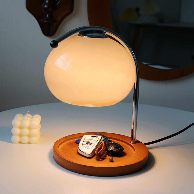 Eleganza Moderna con Lampada da Tavolo in Metallo e Vetro