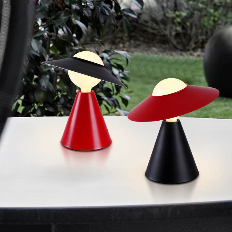 Eleganza Iconica con Lampada in Vetro "Straw Hat"