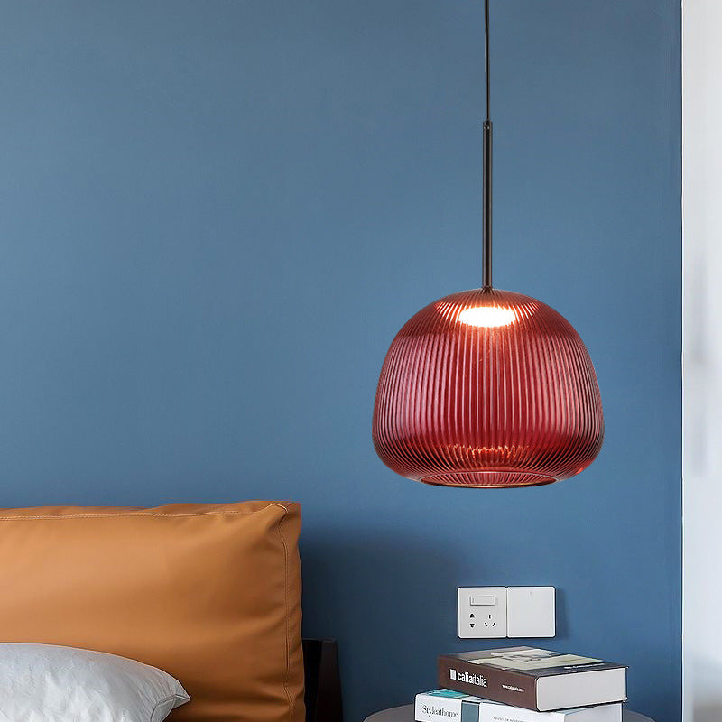 Eleganza Minimalista con Lampada da Comodino Rossa