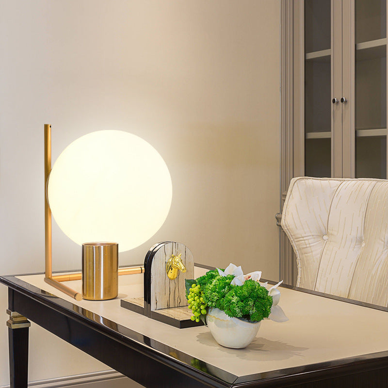 Lampada da Tavolo Moderna con Sfera di Vetro - Eleganza Nordica per la Camera da Letto