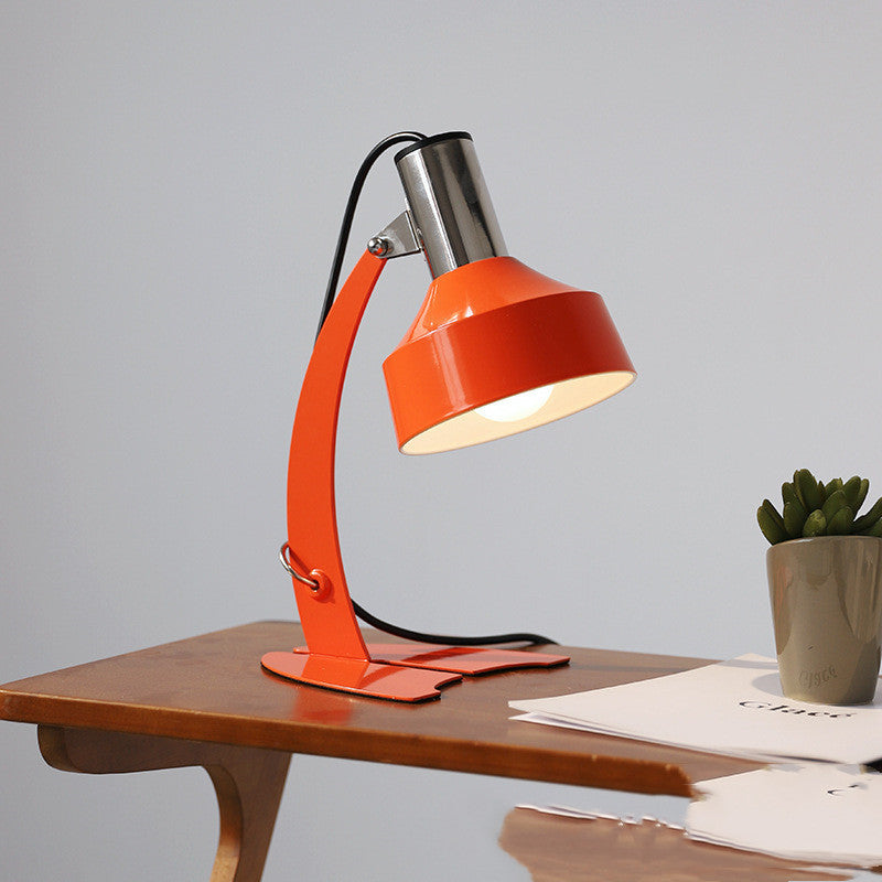 Fascino Vintage con Lampada da Tavolo "Fishtail"
