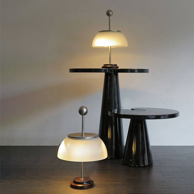 Raffinatezza Minimalista con Lampada da Tavolo in Vetro