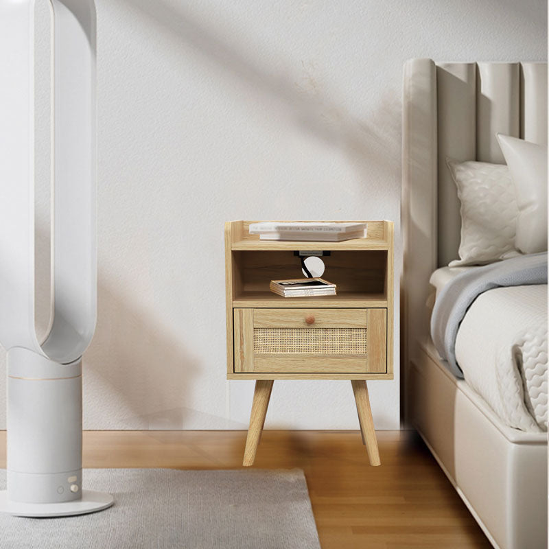 Eleganza Naturale: Comodino Intrecciato a Mano in Rattan con Prese, Porte USB e Porta Tipo C
