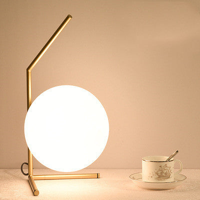 Eleganza Nordica con Lampada da Tavolo Romantica