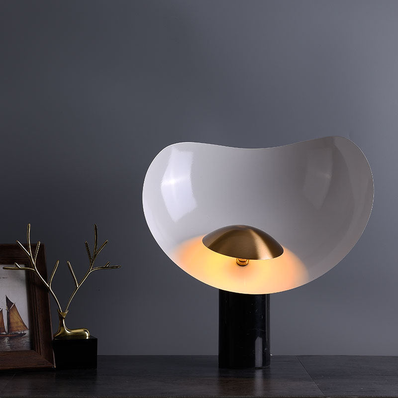 Eleganza Postmoderna con Lampada da Tavolo Creativa