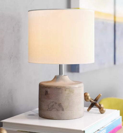 Fascino Retrò con Lampade Decorative in Legno Massello