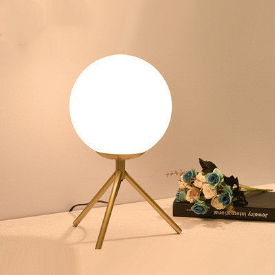 Eleganza Nordica con Lampada da Tavolo Romantica
