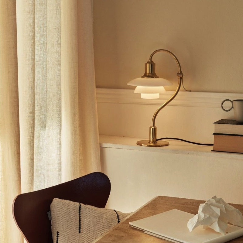 Raffinatezza Luminosa con Lampada da Comodino Decorativa