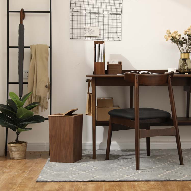 Eleganza Funzionale: Cestino con Coperchio a Scatto in Legno
