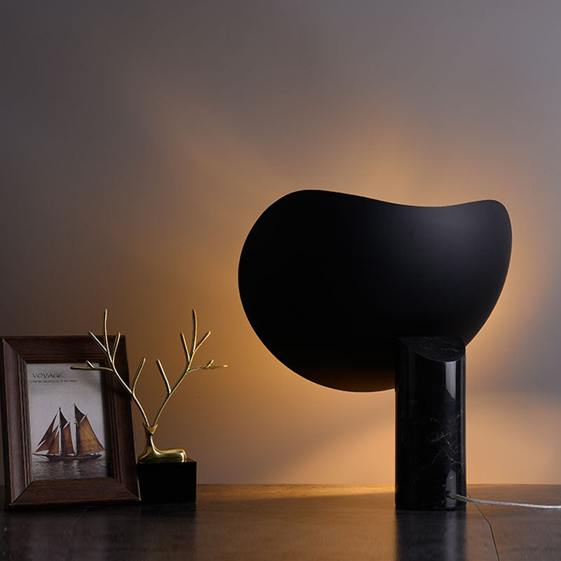 Eleganza Postmoderna con Lampada da Tavolo Creativa