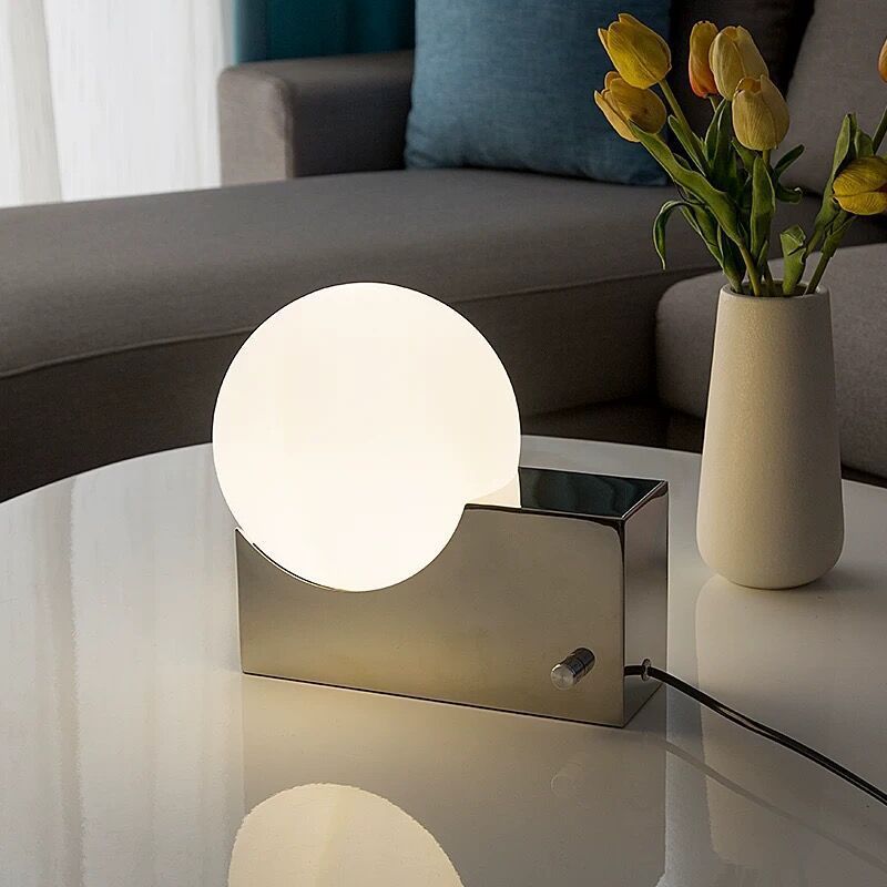 Eleganza Lunare con Lampada da Tavolo Decorativa Nordica
