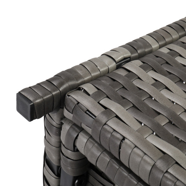 Eleganza Funzionale con Pouf Contenitore in Rattan