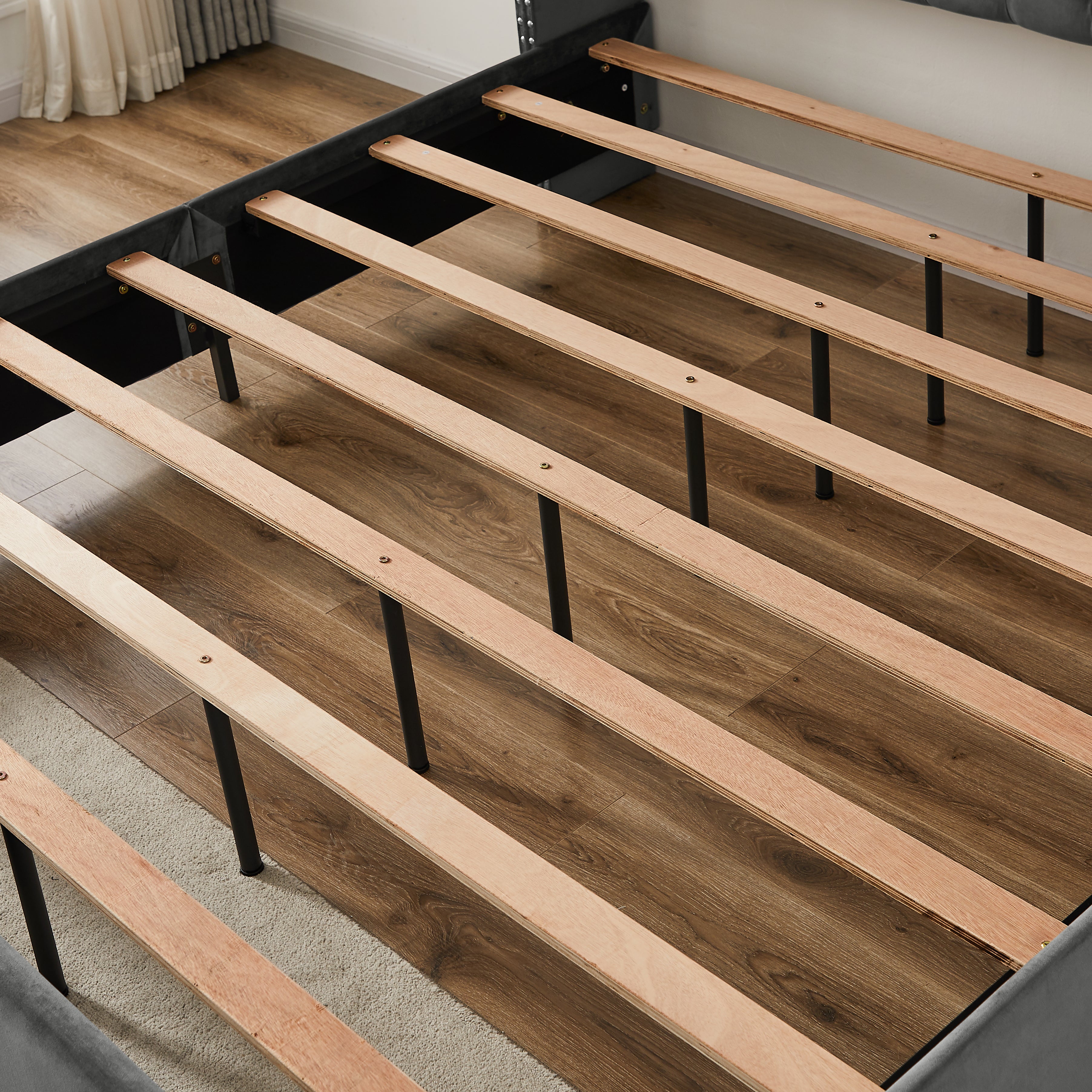 Reale Eleganza: Letto King B100S con Comodino e Testiera Imbottita dal Design Esclusivo