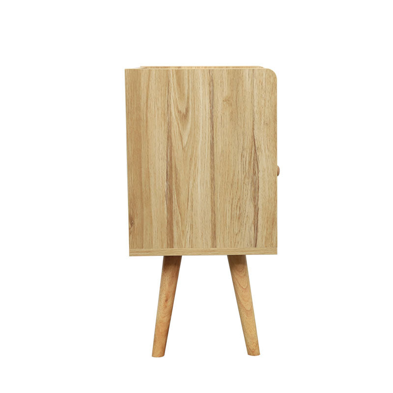 Eleganza Naturale: Comodino Intrecciato a Mano in Rattan con Prese, Porte USB e Porta Tipo C