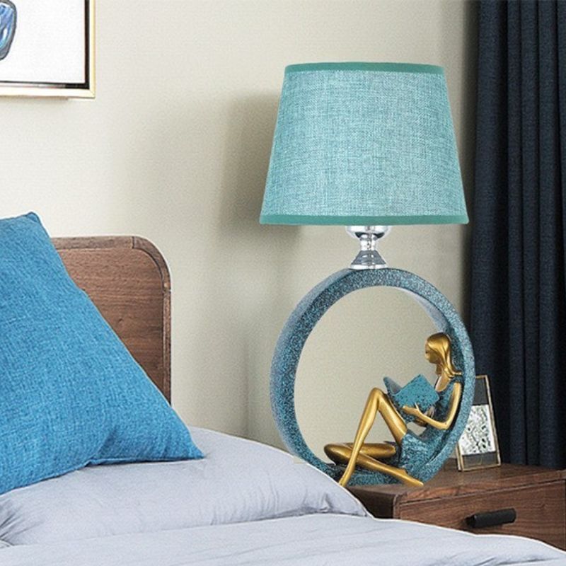 Lampada da Tavolo "Ragazza che Legge" - Eleganza e Illuminazione per la Tua Notte